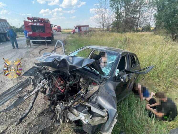 Четверо пострадали в аварии с участием легковушки и КамАЗа в Новопокровском районе