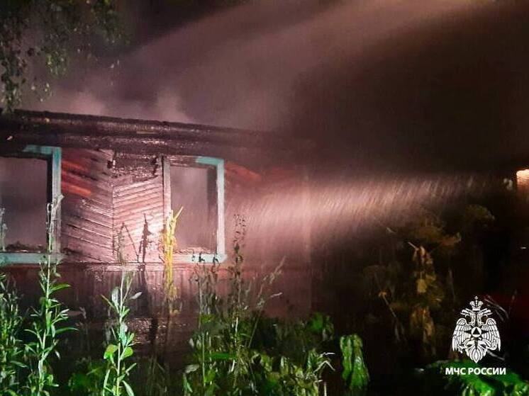 В деревне Бобровка Тверской области горела заброшка