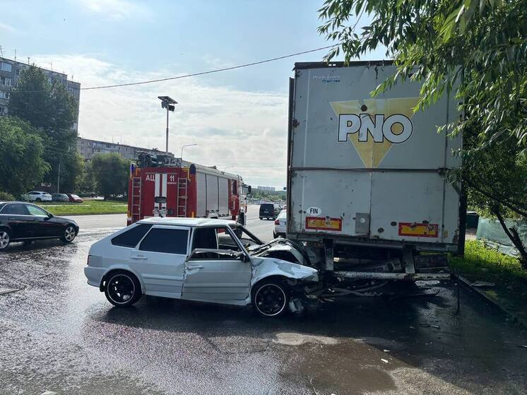 Два человека госпитализированы после аварии легковушки с грузовиком в Челябинске