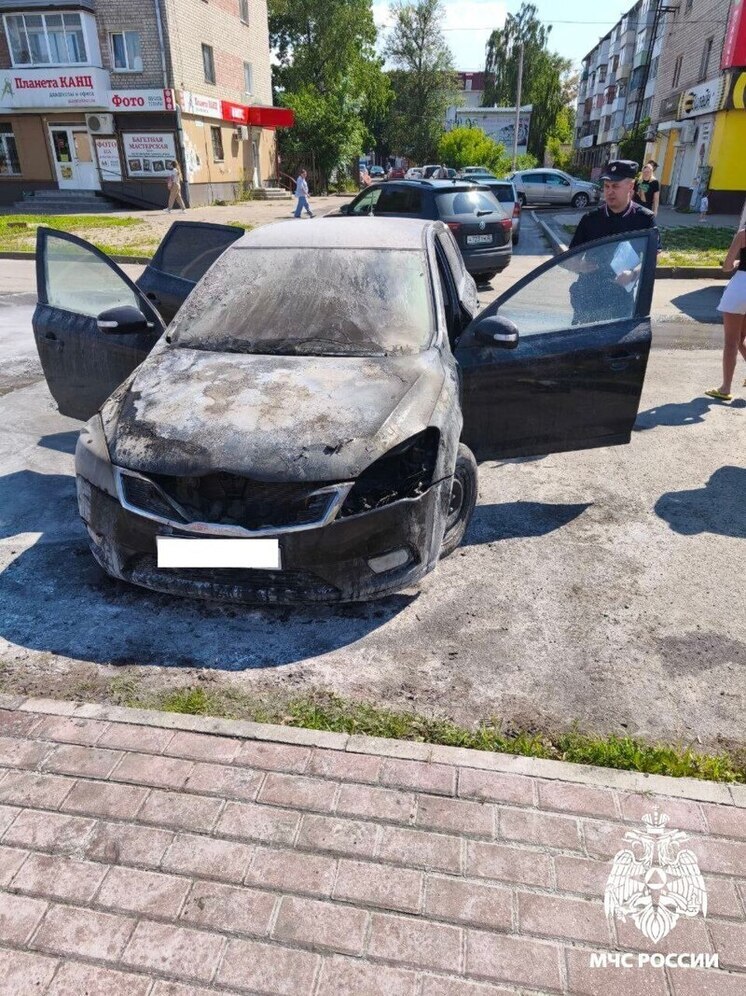 На Московском проспекте в Брянске потушили горевший автомобиль