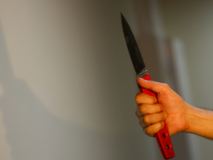 Мужчину ранили ножом в драке в электричке