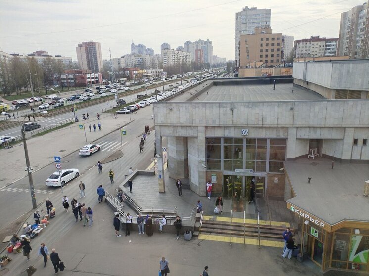 Молодёжь применила пиротехнику в массовой драке у метро «Проспект Просвещения»