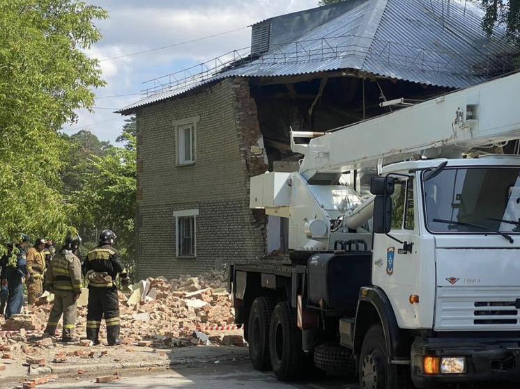 Три человека остаются под завалами после взрыва в жилом доме Новосибирска