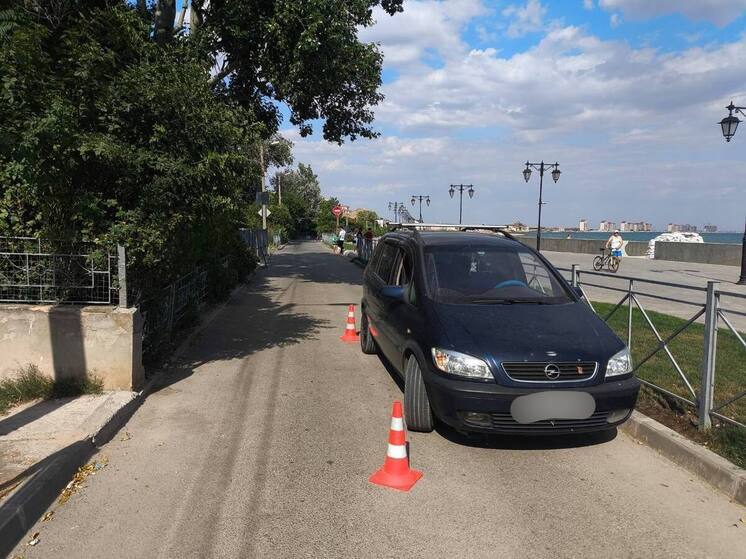 В Евпатории легковушка сбила ребенка на самокате