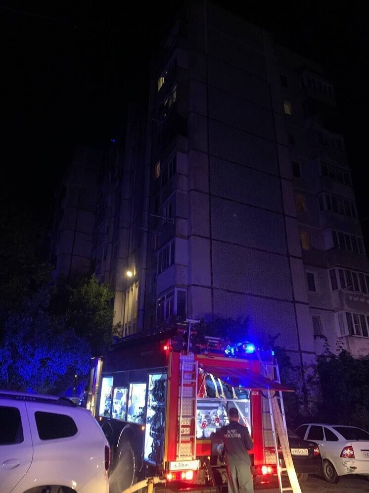 В Кисловодске ночью загорелась квартира на последнем этаже МКД