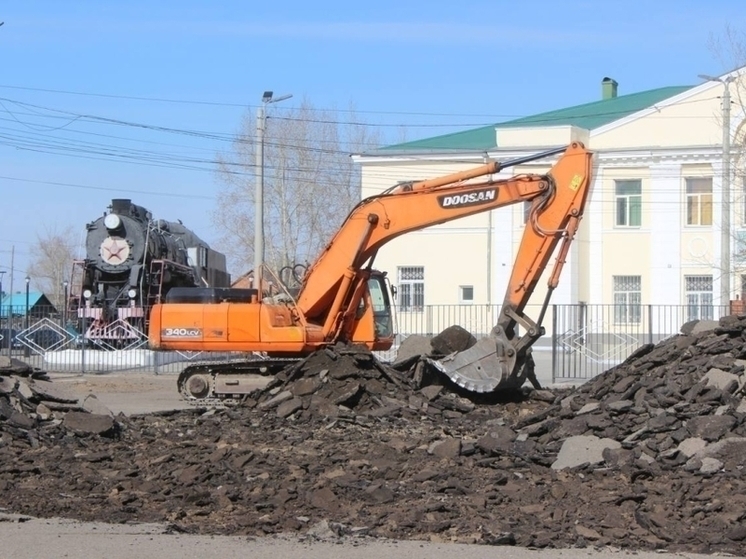 Прокуратура проверила благоустройство центральной площади в Борзе