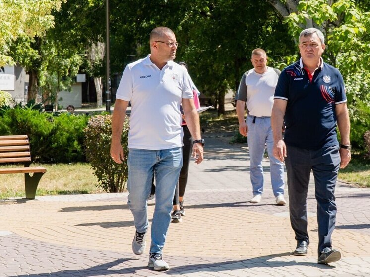 Глава Мелитополя проверил ход благоустройства городских скверов и парков