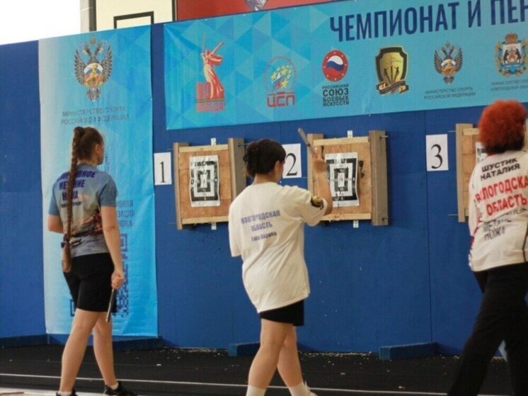 Новгородские спортсмены 13 раз попали в яблочко на соревнованиях по метанию ножа