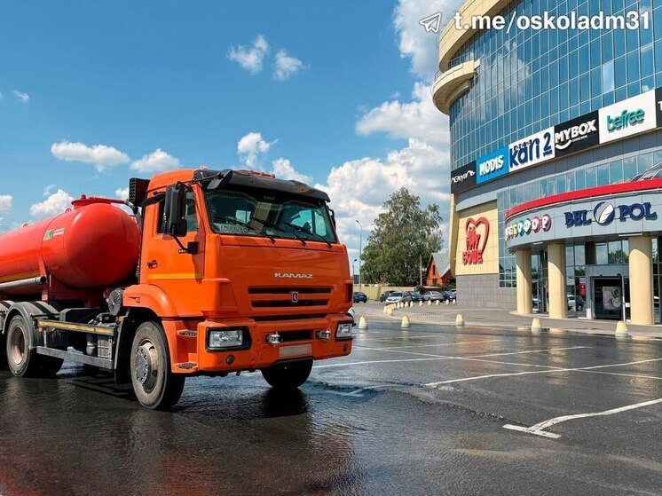В Старом Осколе из-за сильного порыва пострадал асфальт у ТЦ «Боше»