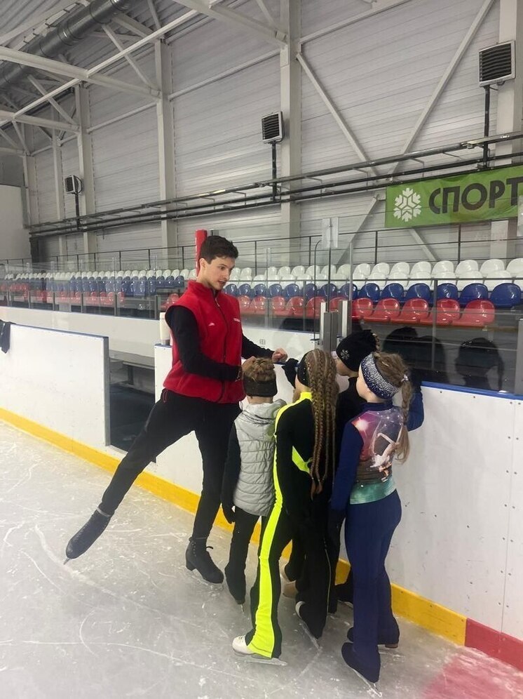 Юные фигуристы в Дзержинском районе вместо каникул готовятся к сезону