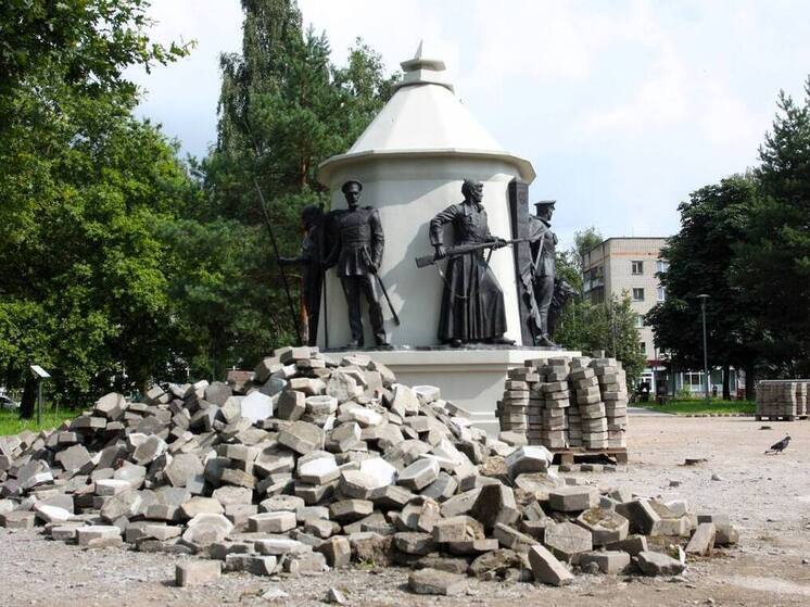 Обновление покрытия вокруг памятника началось в сквере Пограничников в Пскове