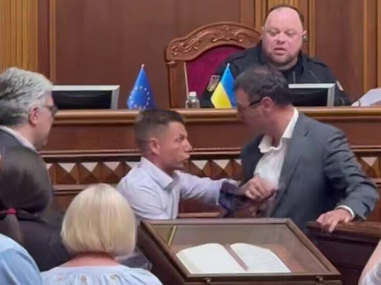 Депутаты Рады Гончаренко* и Гетманцев устроили дебош у трибуны
