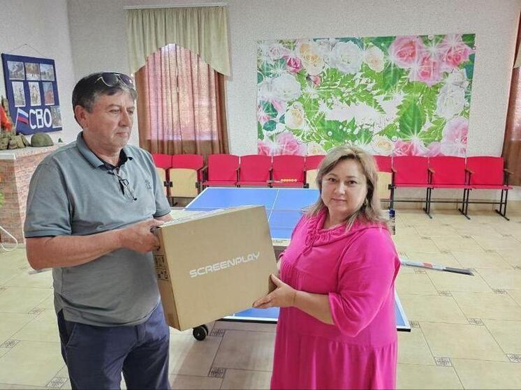 Депутат НС Республики Дагестан Заур Расулов подарил видеопроектор селу в Запорожской области