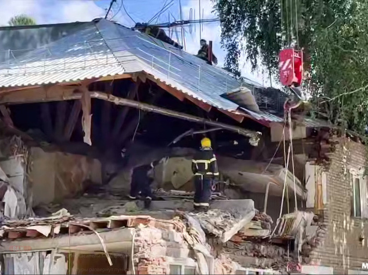 Спасатели извлекли тело мужчины под завалами после взрыва дома в Красном Яре