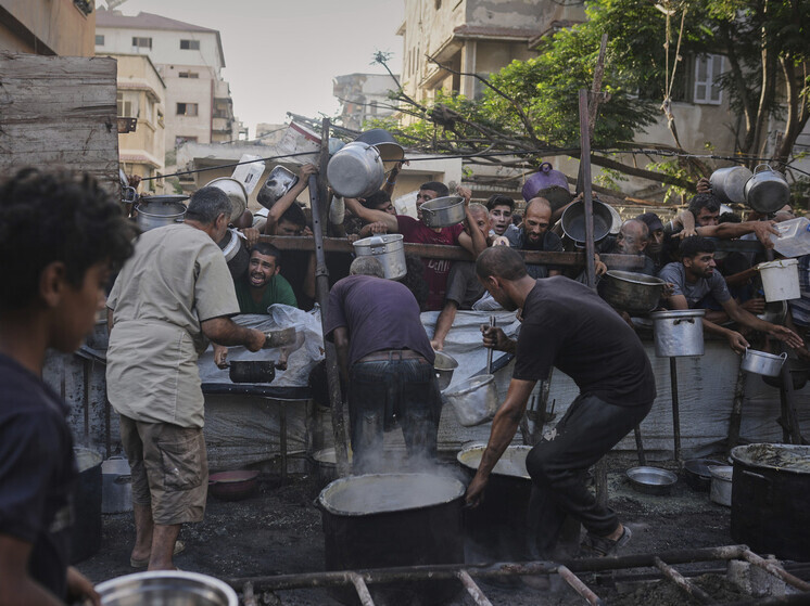 Давка за гуманитарной помощью в секторе Газа обернулась гибелью 20 человек