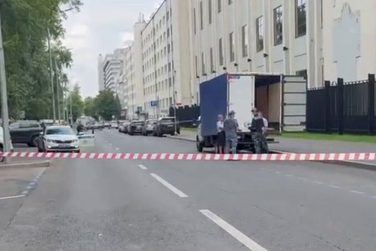 Полицейские проверяют «Газель» на оцепленной территории на улице Правды в Москве