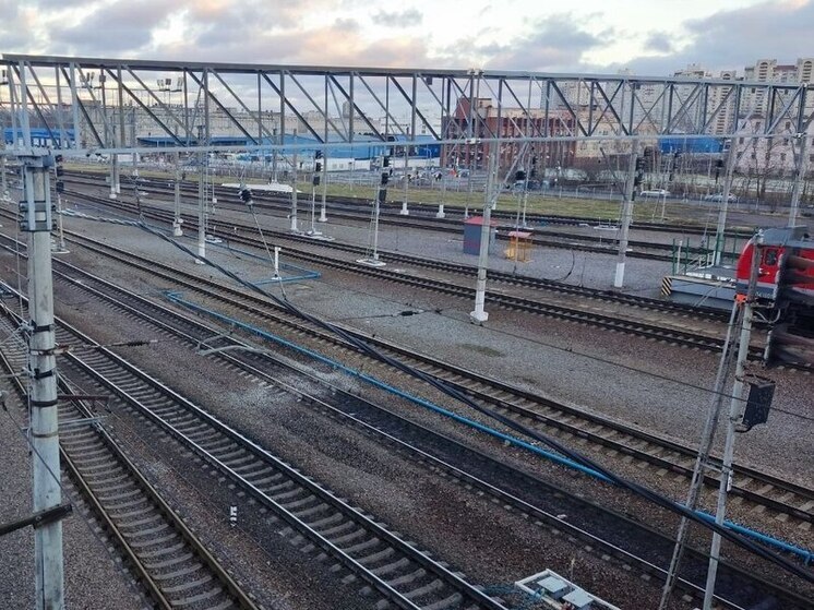 В Хакасии подростки прыгали по вагонам электрички – одного ударило током