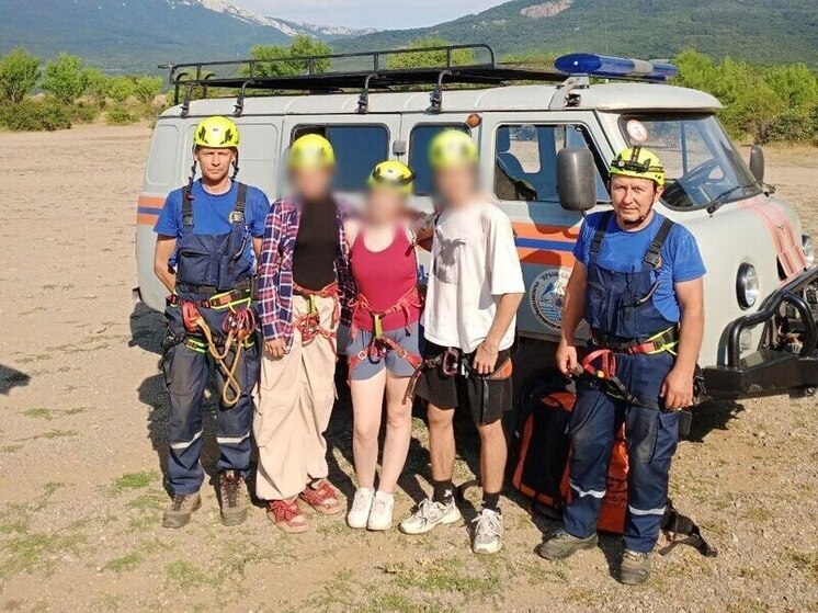 Крымские спасатели 9 часов помогали заблудившимся в горах туристам