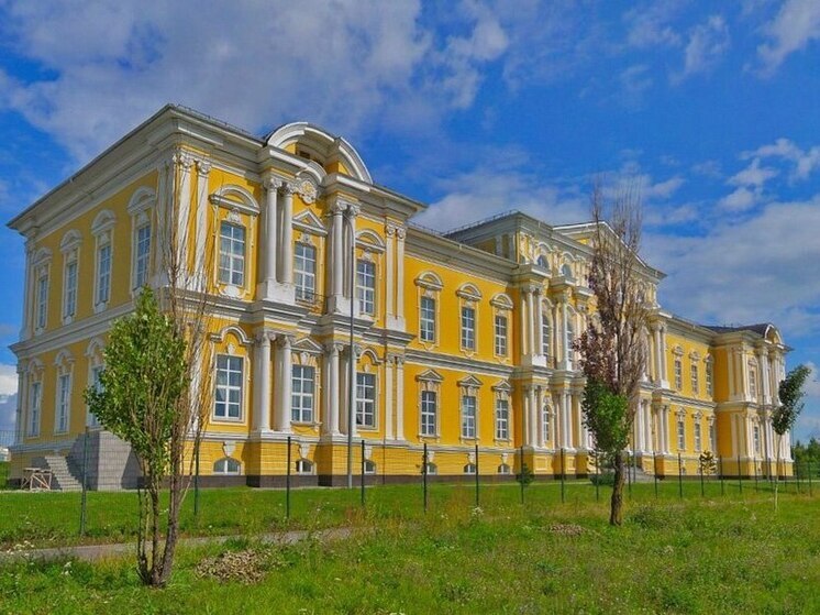 В Петербурге, кажется, назревает скандал: местная компания уже больше года не может выселить из своего помещения «Кембриджскую международную школу», имея на то прописанное в договоре аренды право. 