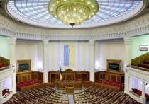 Верховная рада еще не приступила к рассмотрению перестановок в Кабмине Украины, а потасовки и драки на трибуне уже начались