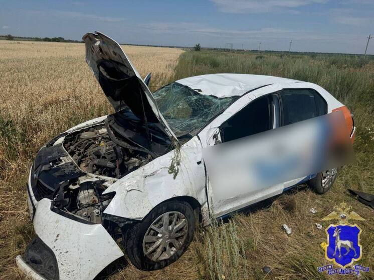 Водитель Renault Logan вылетел с дороги и опрокинулся в Самарской области