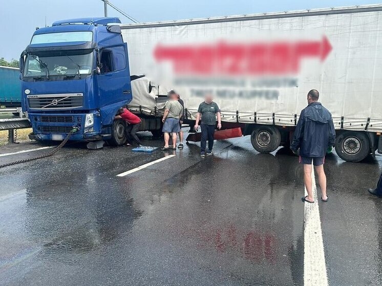 Фура заблокировала движение на Новорязанском шоссе в Раменском округе