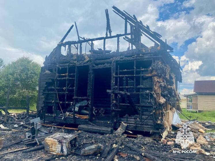 Жилой дом полностью сгорел в огне в Тверской области