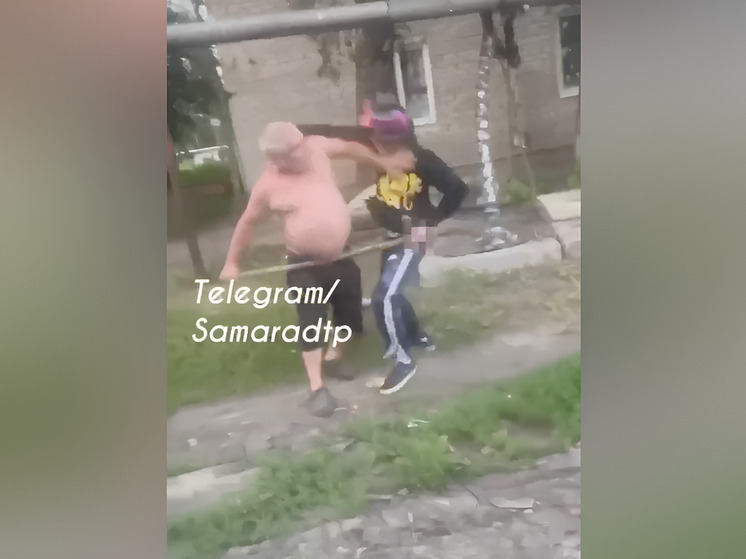 В Самаре попала в Telegram драка полуголого мужчины с вилами с питбайкерами