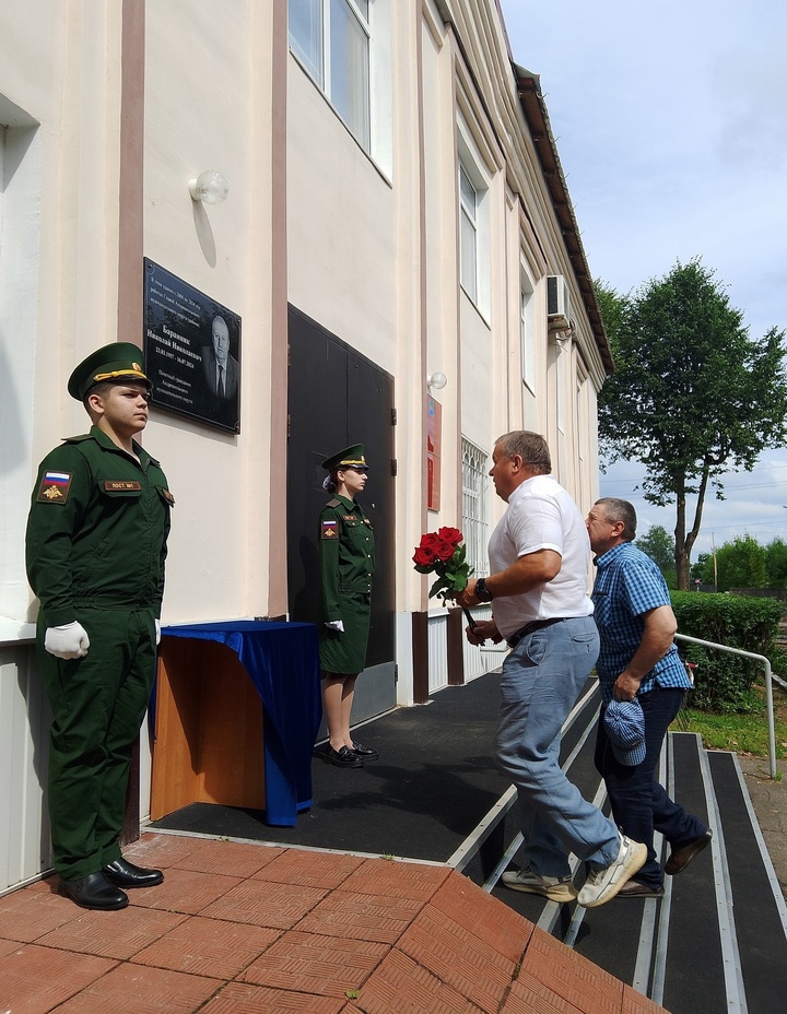 Андреаполь помнит: в администрации открыли мемориальную доску в память об умершем главе округа Николае Бараннике