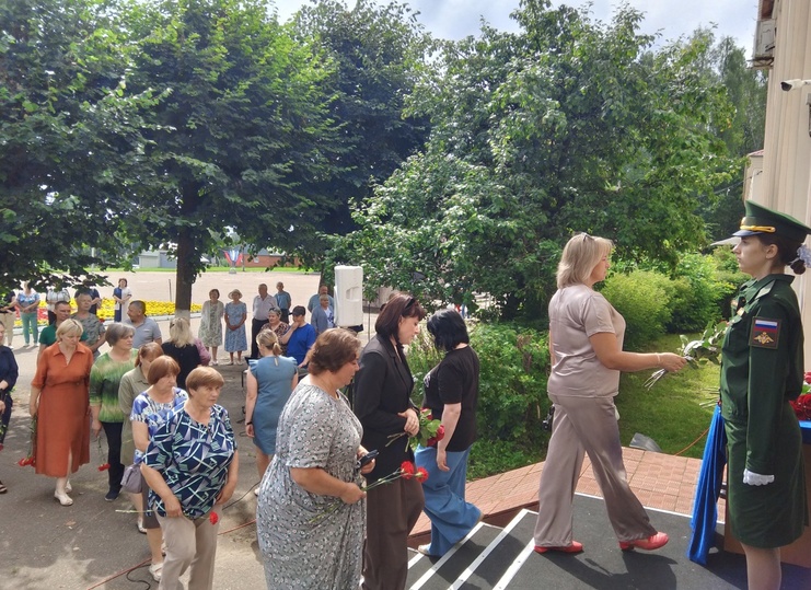 Андреаполь помнит: в администрации открыли мемориальную доску в память об умершем главе округа Николае Бараннике