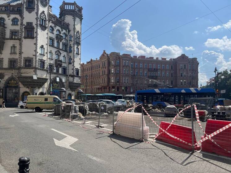 В Петербурге площадь Льва Толстого стала эпицентром склада строительных материалов
