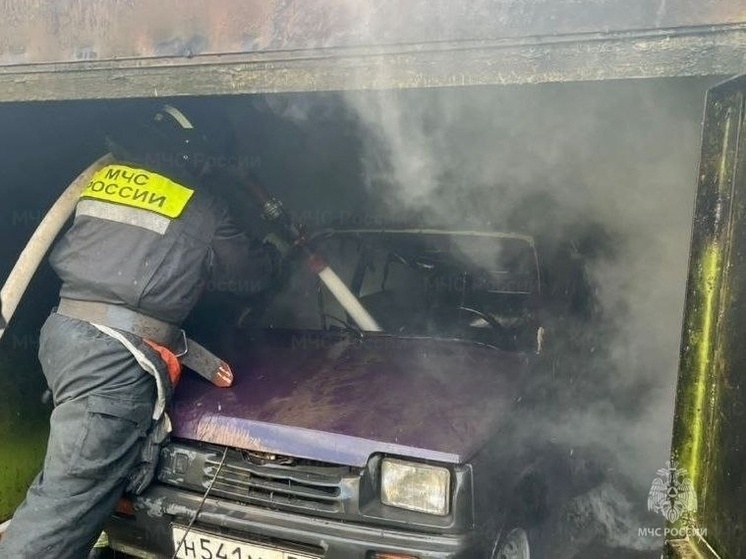 В Орле загорелся гараж с автомобилем внутри