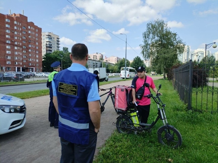 Курьерам Петербурга выписали 75 протоколов за несоблюдение новых правил