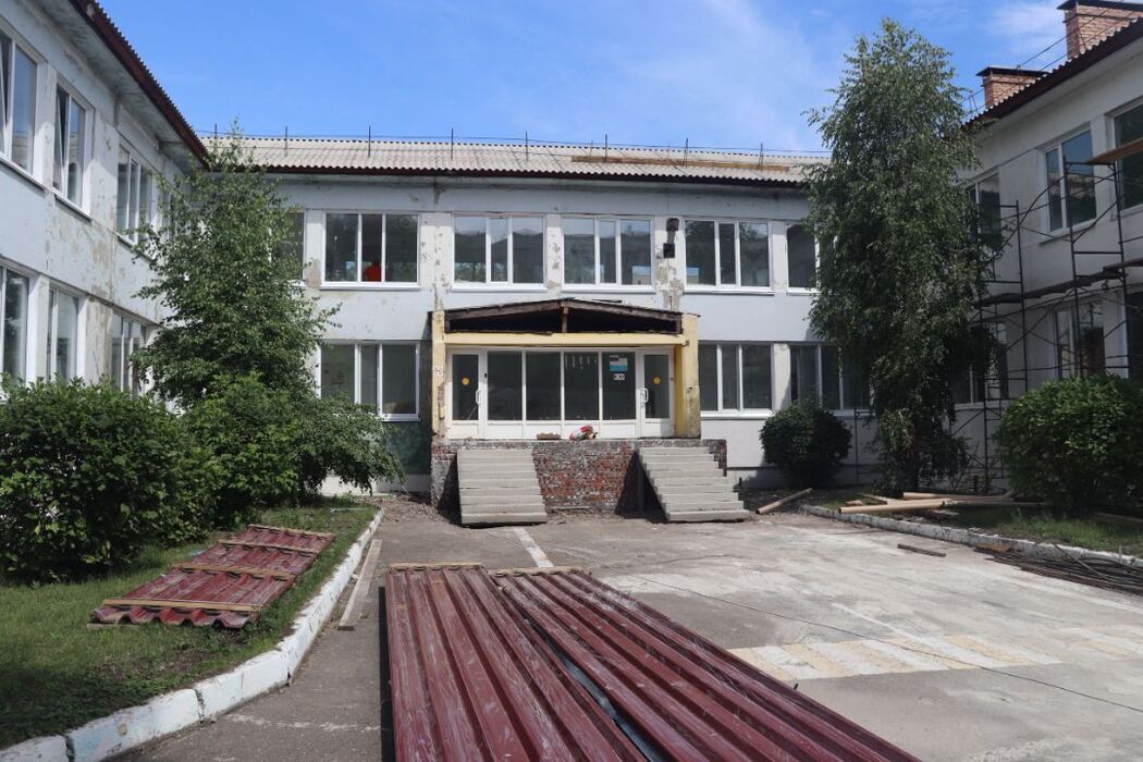 Мешки штукатурки и стопы бетонных плит: власти Абакана показали капремонт в детсаде «Мечта»   