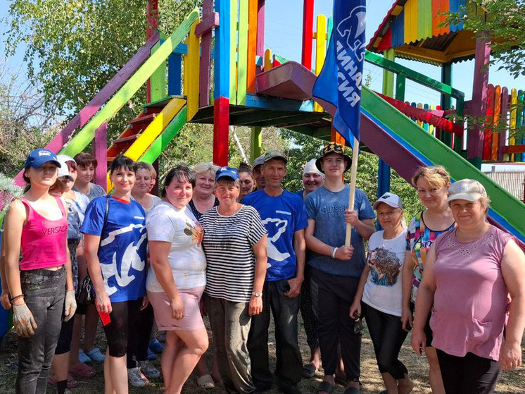 Активисты партии «Единая Россия» провели ряд мероприятий по благоустройству детских площадок в ЛНР