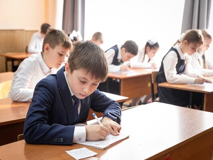 Курские многодетные семьи смогут получить выплату на школьную форму