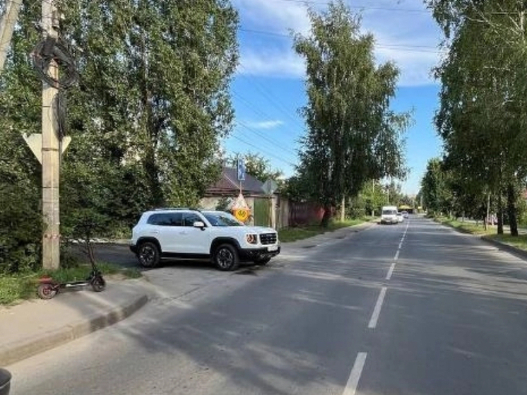 В Ливнах 13-летний электросамокатчик врезался в автомобиль на перекрестке