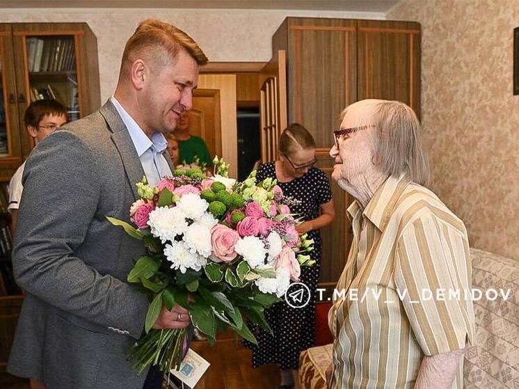 Валентин Демидов поздравил белгородку с вековым юбилеем
