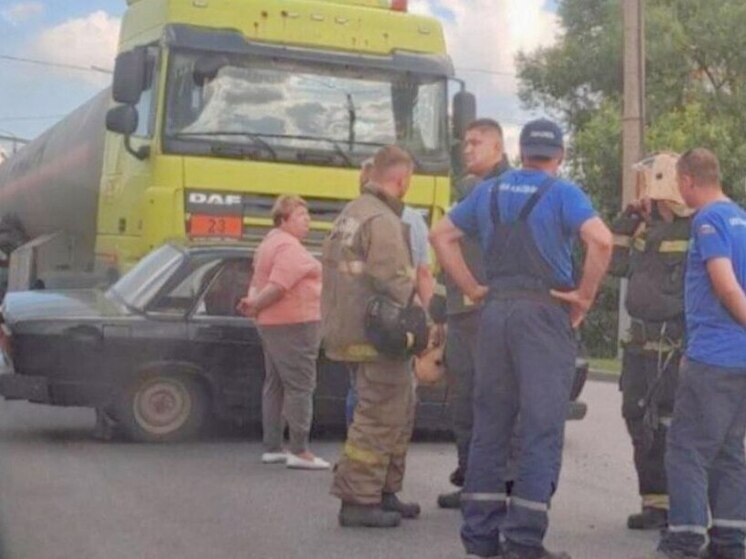 Автопоезд жестко "подмял" легковушку на Калужском шоссе в Туле