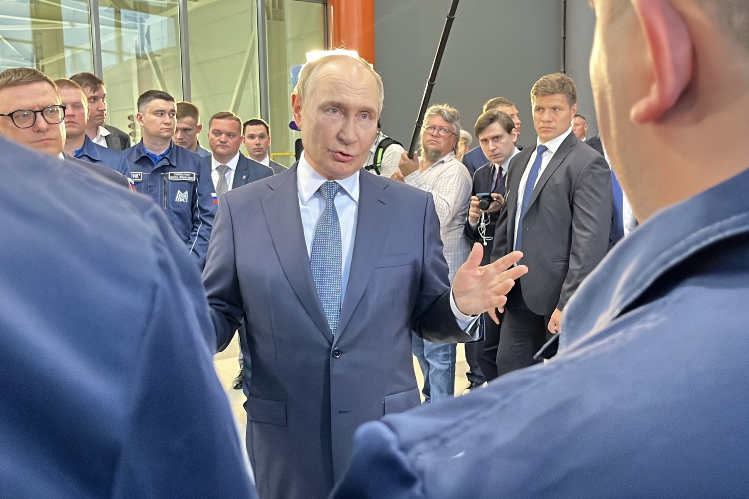 Vladímir Putin interactuando con los trabajadores