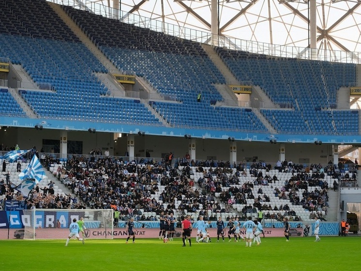 Китайский футбольный клуб продлил контракт с тренером Слуцким из Волгограда