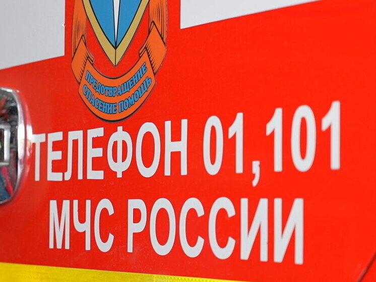 В Астрахани огнеборцы ликвидируют пожар в двухэтажном МКД