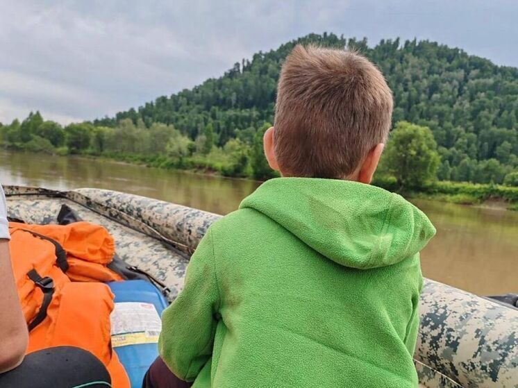 На Алтае дед с двумя внуками пропали во время заплыва по реке на лодке