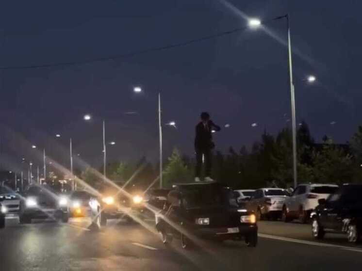 В Уфе молодой водитель перевозил друга на крыше ради лайков