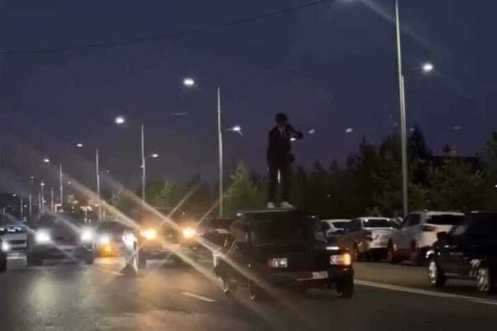 В Уфе молодой водитель перевозил друга на крыше ради лайков