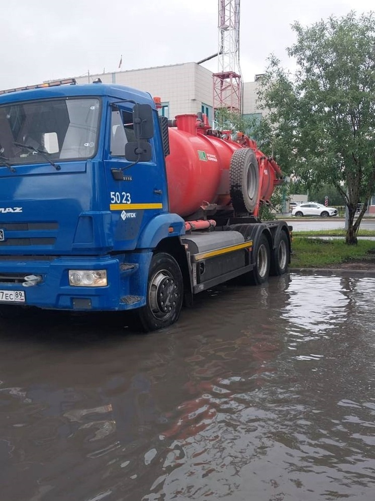 Дорожники откачивают воду с затопленных дождем дорог в Новом Уренгое