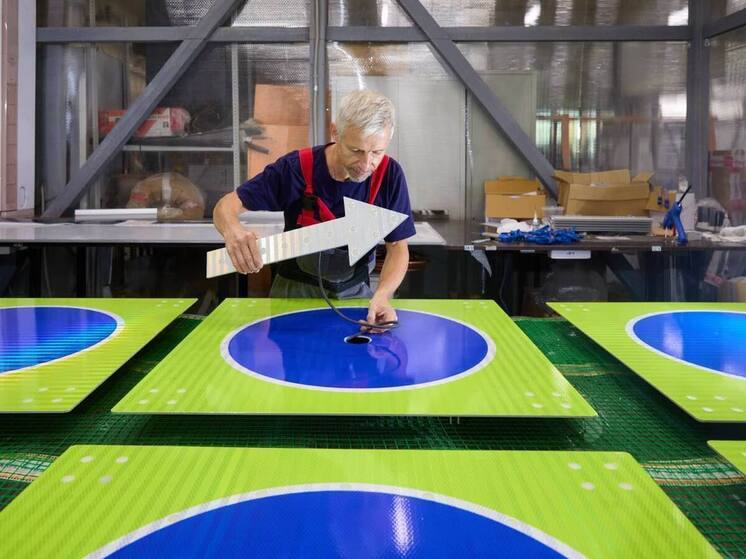 Ликсутов: в Москве создадут производство дорожных знаков по офсетному контракту