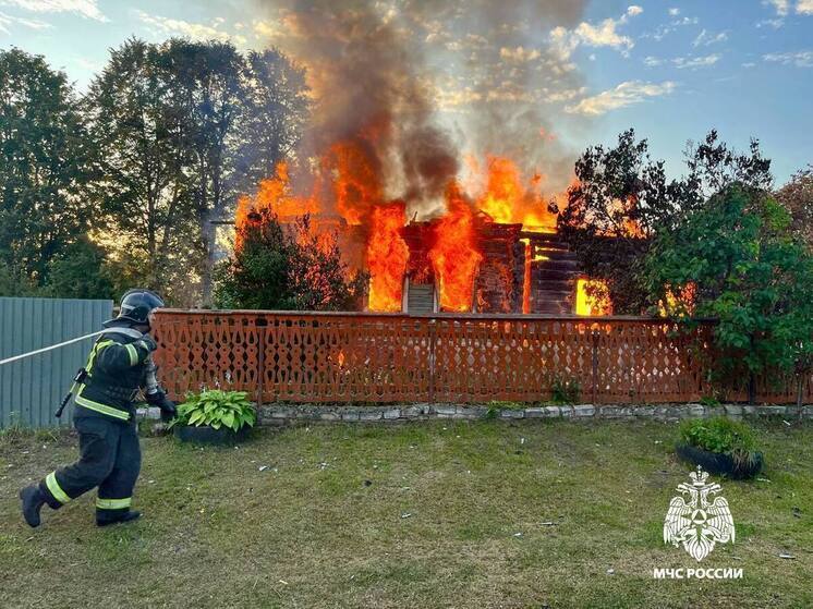 В пылающем доме в Тверской области нашли два трупа