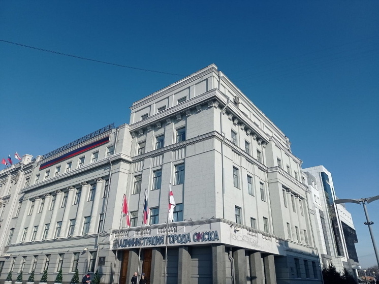 В Омске нашли подрядчика для снятия праздничных баннеров