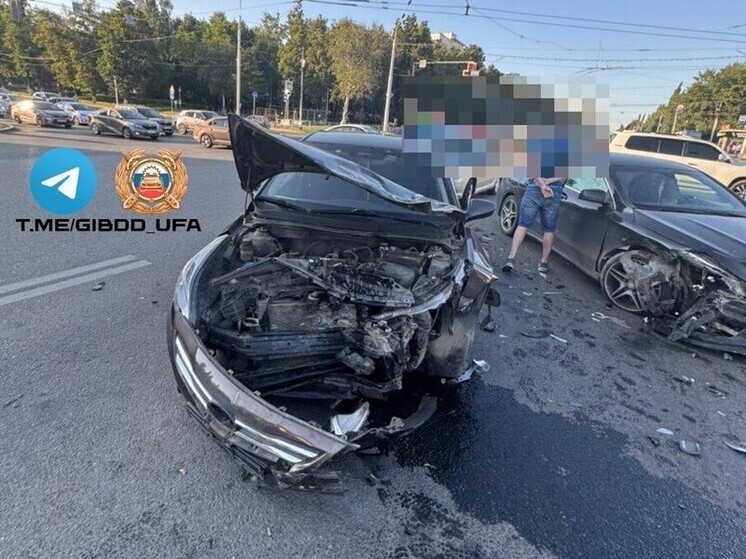 На оживленном перекрестке в Уфе столкнулись «Мерседес» и «Хендай»